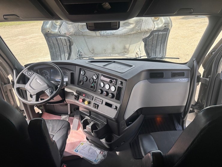 #2164-•-2022-freightliner-cascadia-pt126slp-sleeper-cab-truck-tractor-image-86