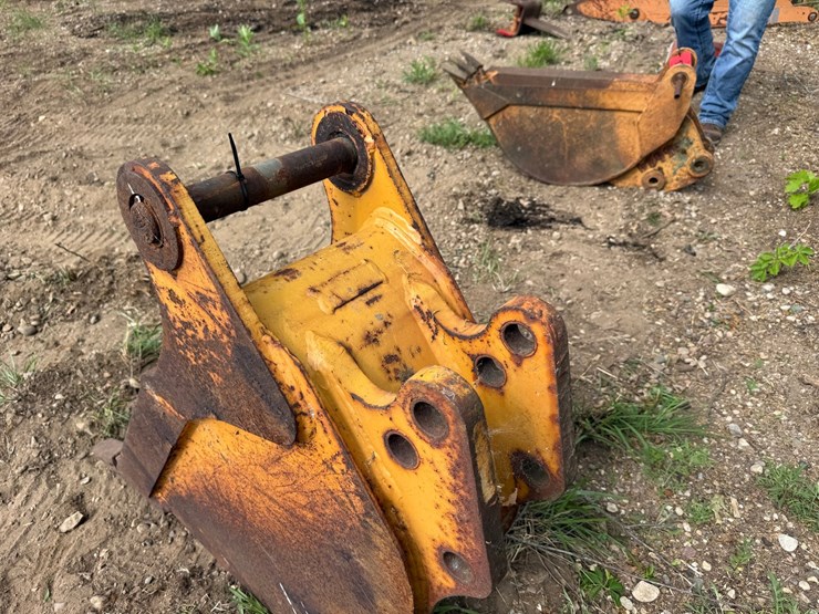 #1768-•-approx-12"-excavator-bucket-image-6