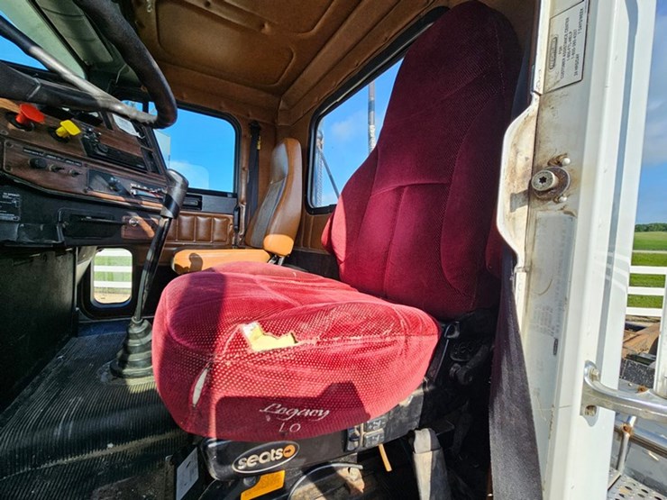 2001-freightliner-fld120-image-48