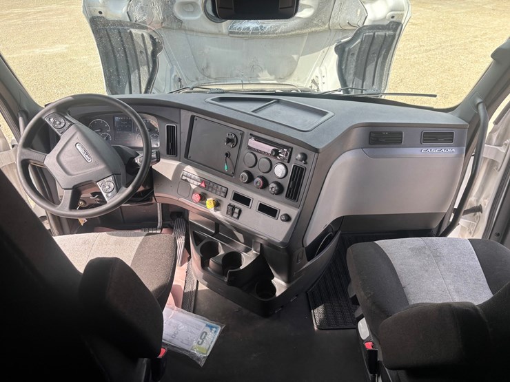 2022-freightliner-cascadia-126-image-82