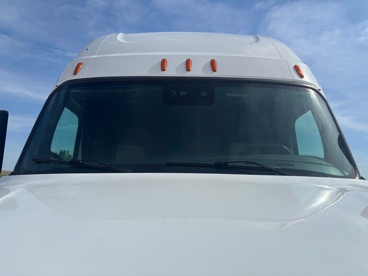 2022-freightliner-cascadia-126-image-24