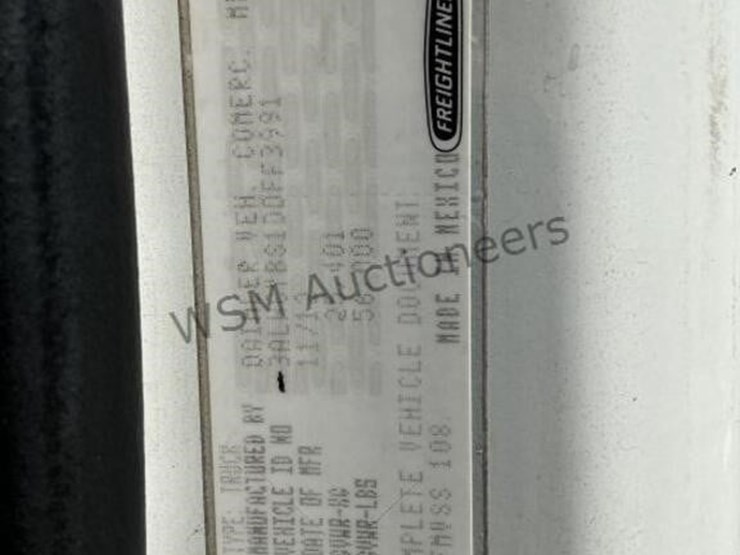 2013-freightliner-m2-106-image-28