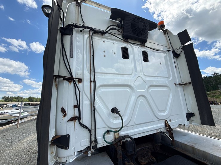 #60944-•-2016-freightliner-125-sleeper-cab-truck-tractor-image-32