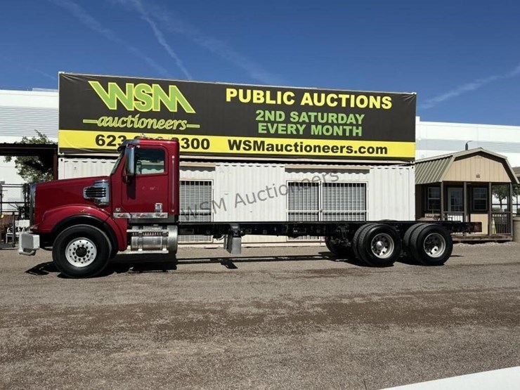 2016-freightliner-122sd-image-1