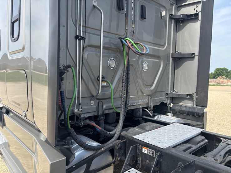 #2164-•-2022-freightliner-cascadia-pt126slp-sleeper-cab-truck-tractor-image-16