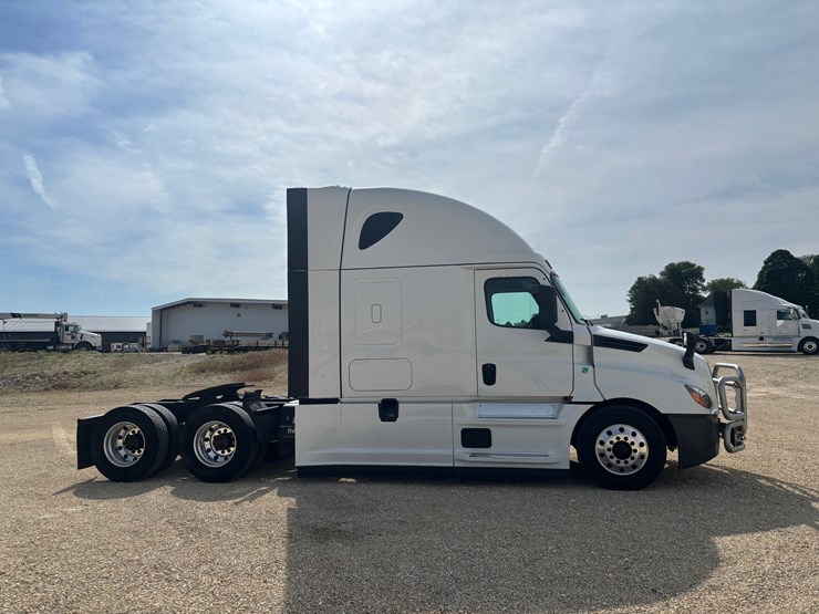 2022-freightliner-cascadia-126-image-5