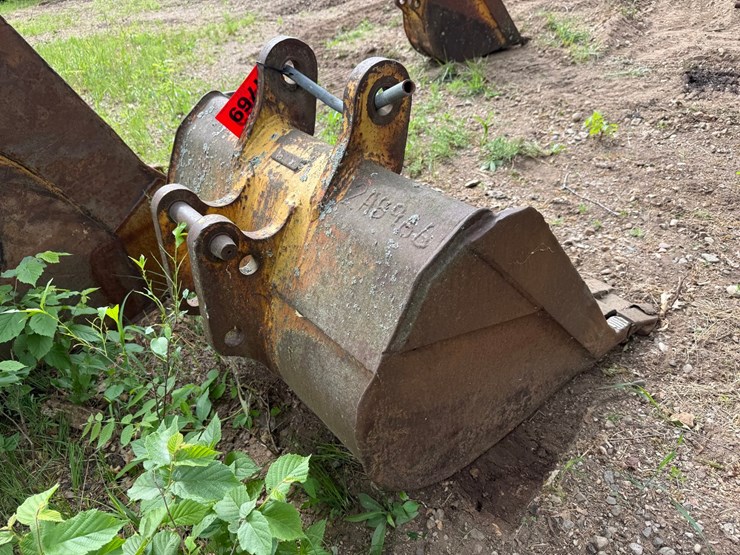 #1769-•-approx-36"-excavator-bucket-image-5