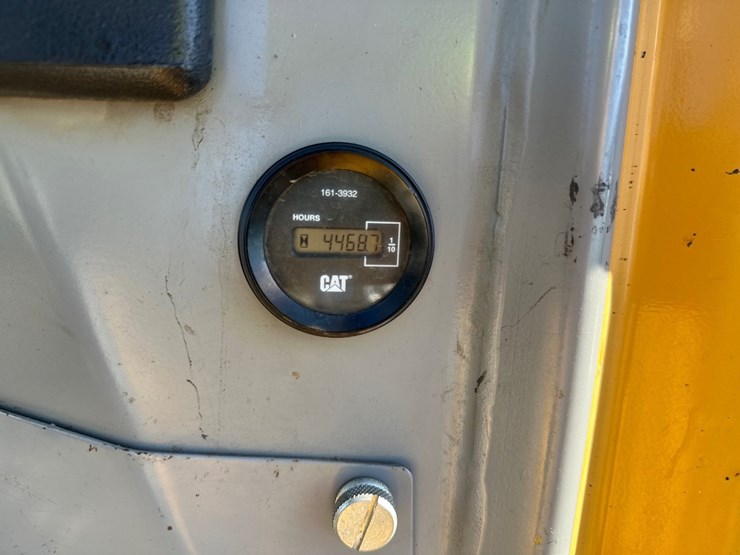 2004-caterpillar-d3g-xl-image-34