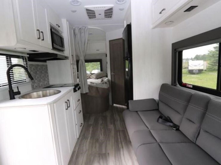 2024-ford-transit-image-18