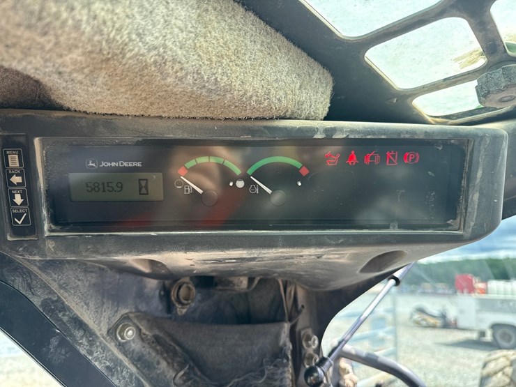 2015-deere-320e-image-44