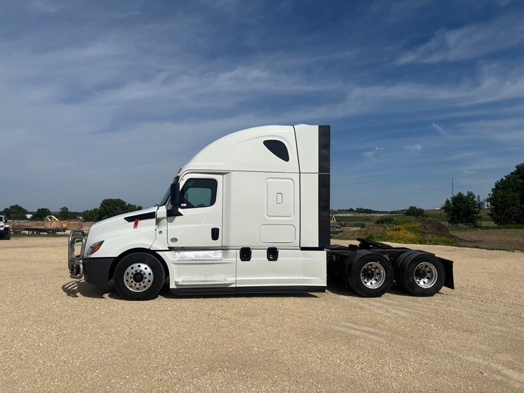 2022-freightliner-cascadia-126-image-2