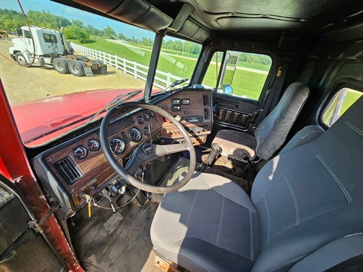 2002-freightliner-fld112-image-29
