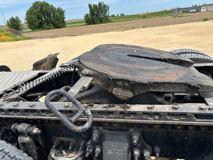 2020-western-star-5700xe-image-98
