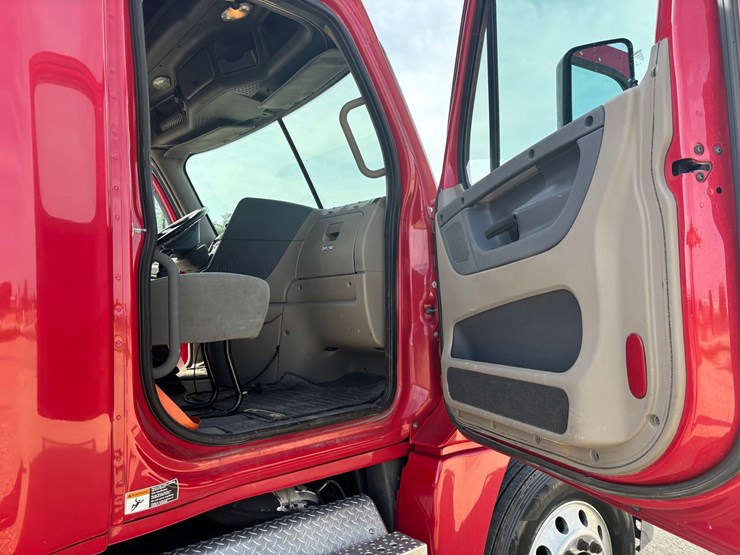 2017-freightliner-cascadia-125-image-41