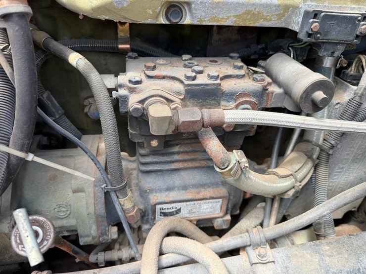#1361-•-1995-freightliner-fuel-truck-image-19
