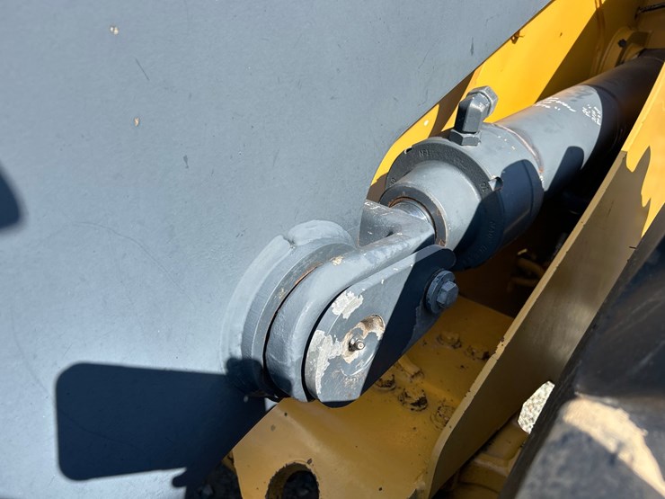 2012-deere-624k-image-25