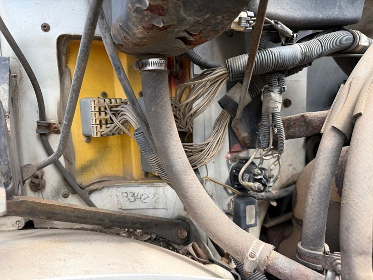 #1361-•-1995-freightliner-fuel-truck-image-27