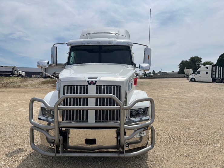 2020-western-star-5700xe-image-6