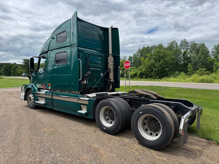 #1858-•-2007-volvo-10th-anniversary-series-sleeper-cab-truck-tractor-image-3