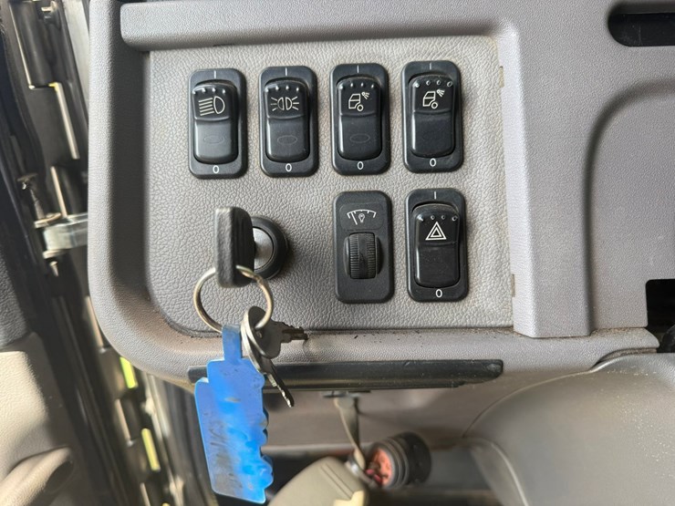 #1362-•-2010-peterbilt-day-cab-truck-tractor-image-103
