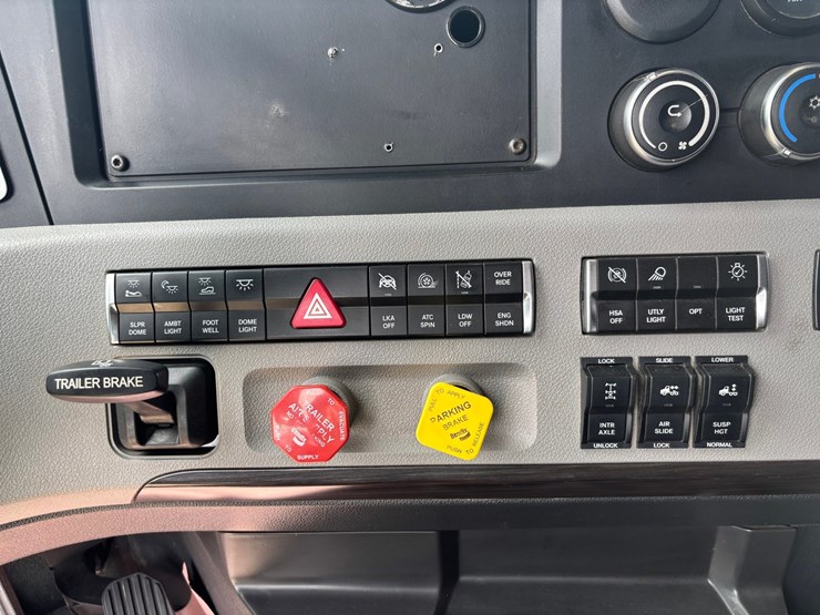 2021-freightliner-cascadia-126-image-55
