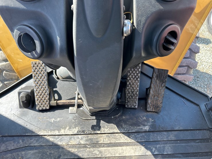2012-deere-624k-image-72