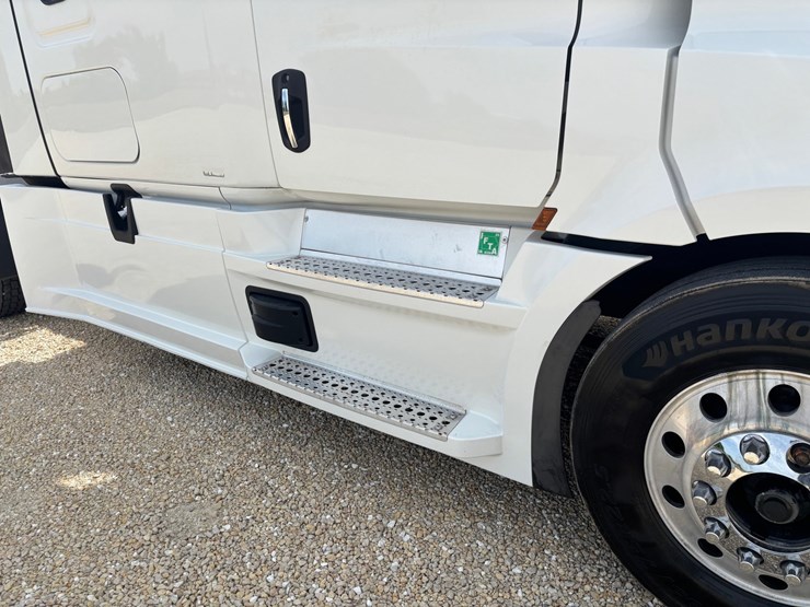 2021-freightliner-cascadia-126-image-28