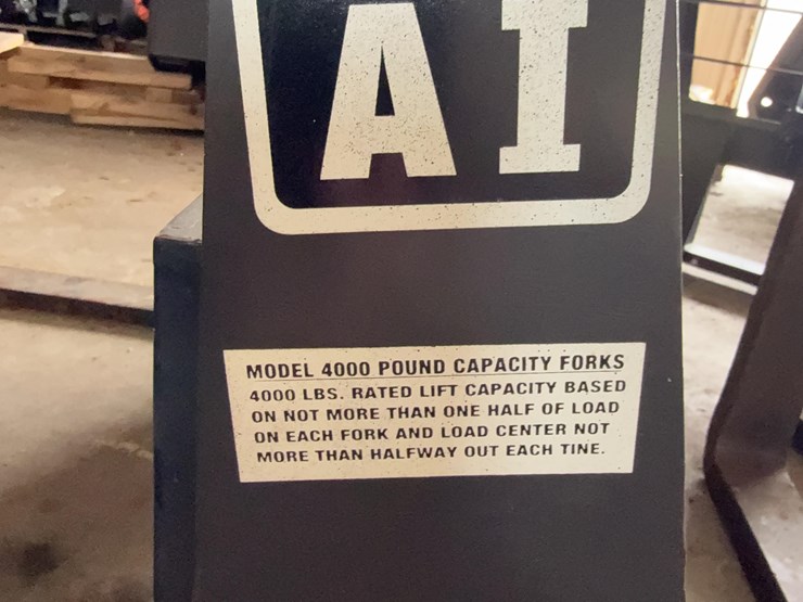 attachments-international-skidsteer-forks-image-3