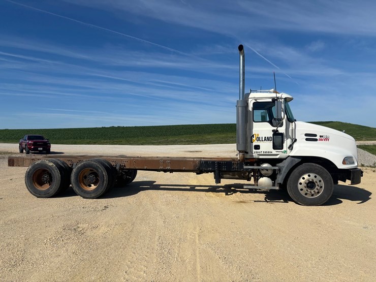 #2160-•-2000-mack-cxn-613-vision-cab-chassis-image-4