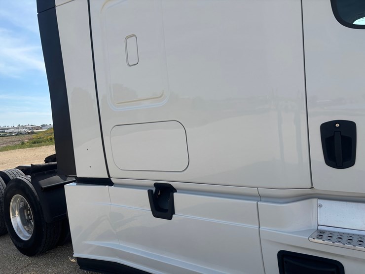 2022-freightliner-cascadia-126-image-32