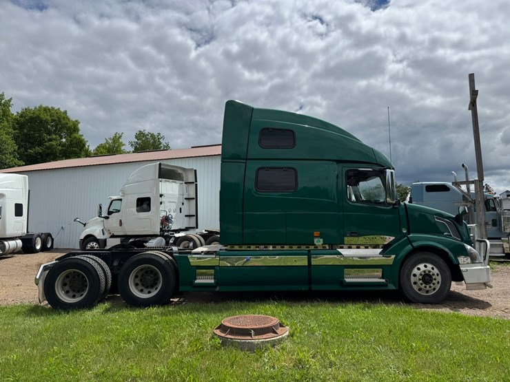 #1858-•-2007-volvo-10th-anniversary-series-sleeper-cab-truck-tractor-image-6
