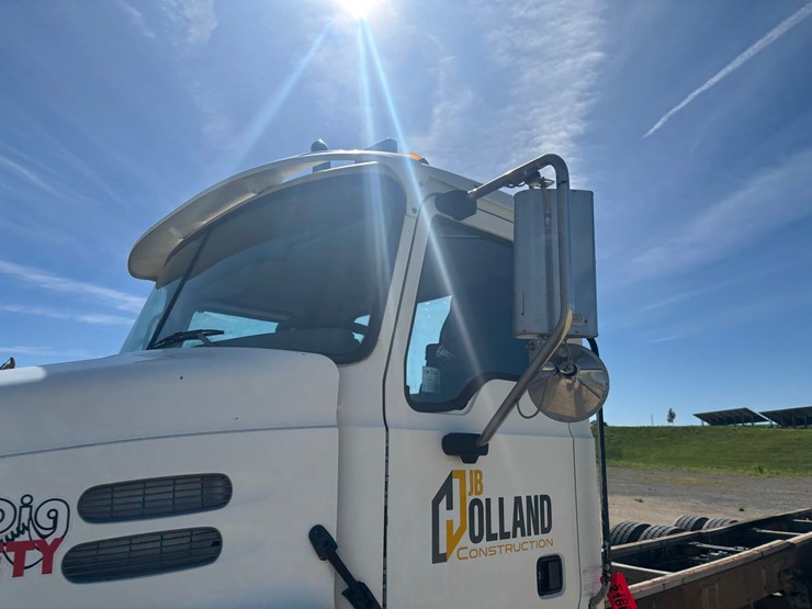 #2160-•-2000-mack-cxn-613-vision-cab-chassis-image-9
