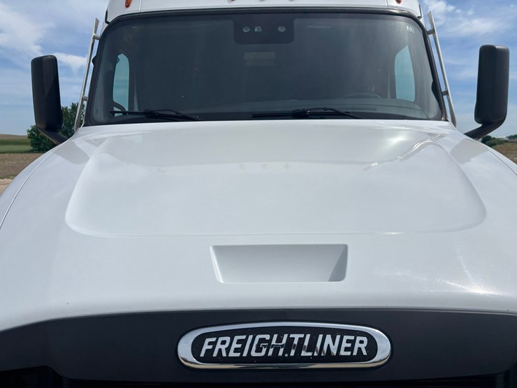 2021-freightliner-cascadia-126-image-22