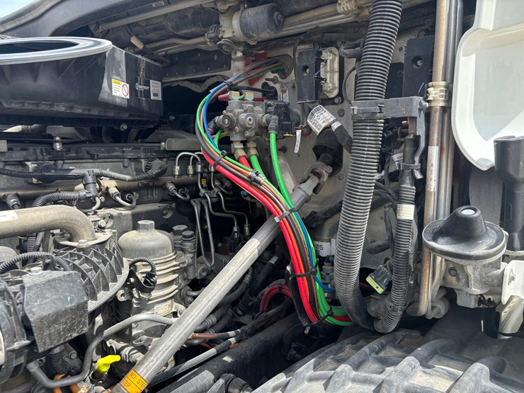 2021-freightliner-cascadia-126-image-46