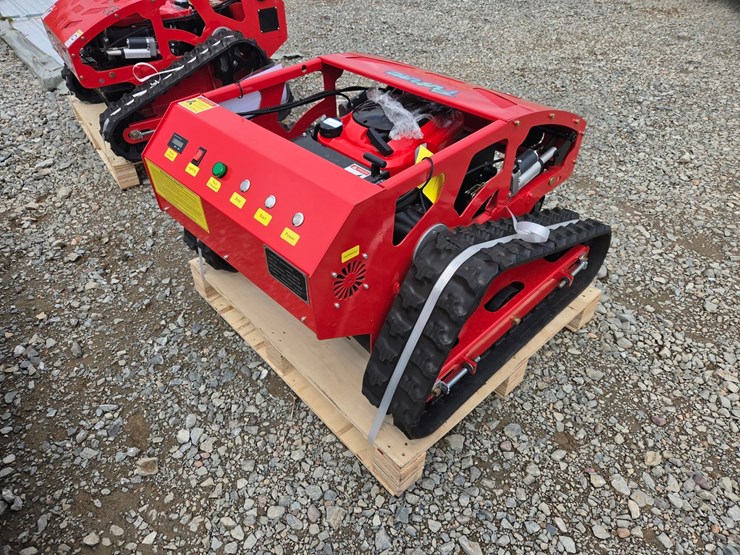 #6128-•-unused-future-ft750-remote-control-crawler-lawn-mower-image-3