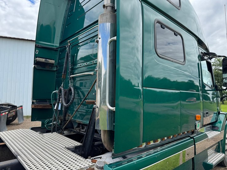 #1858-•-2007-volvo-10th-anniversary-series-sleeper-cab-truck-tractor-image-25