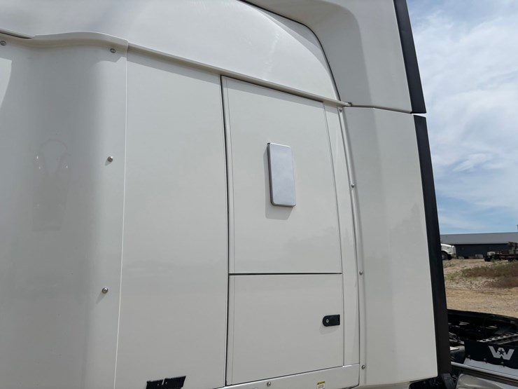 2020-western-star-5700xe-image-13