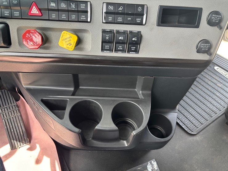 2021-freightliner-cascadia-126-image-56