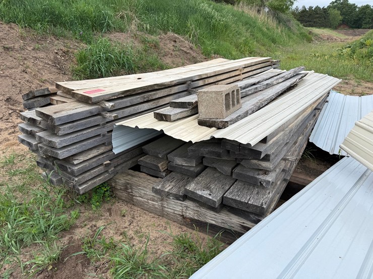 #1763-•-rough-sawn-oak-lumber-image-1