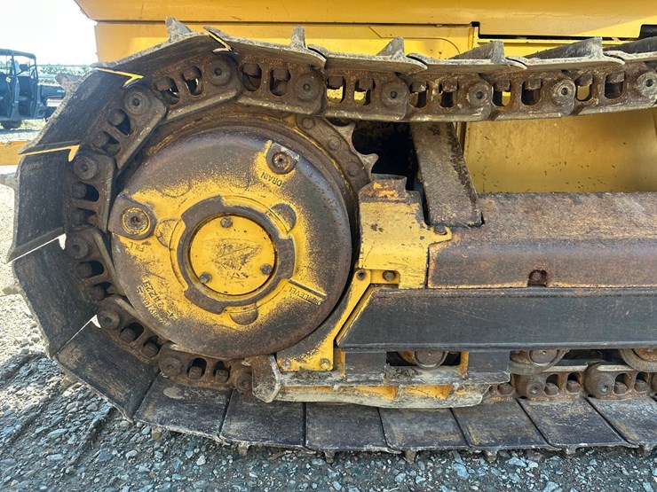 2004-caterpillar-d3g-xl-image-48