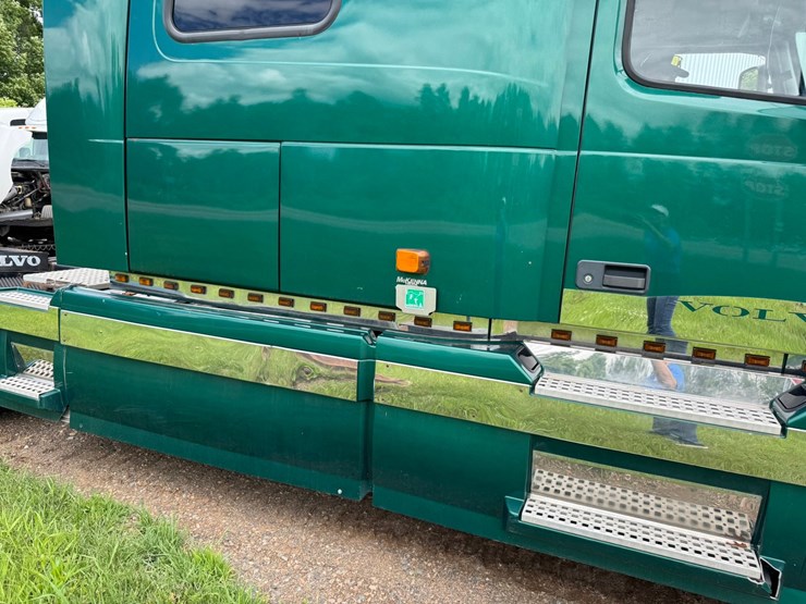 #1858-•-2007-volvo-10th-anniversary-series-sleeper-cab-truck-tractor-image-23