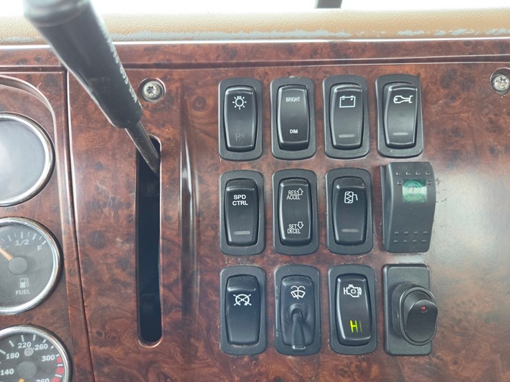 2007-mack-granite-cv713-image-65