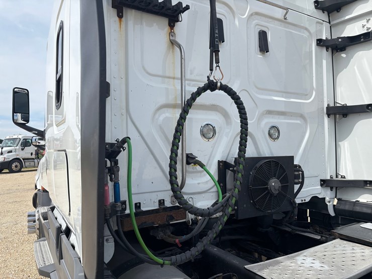 2021-freightliner-cascadia-126-image-15