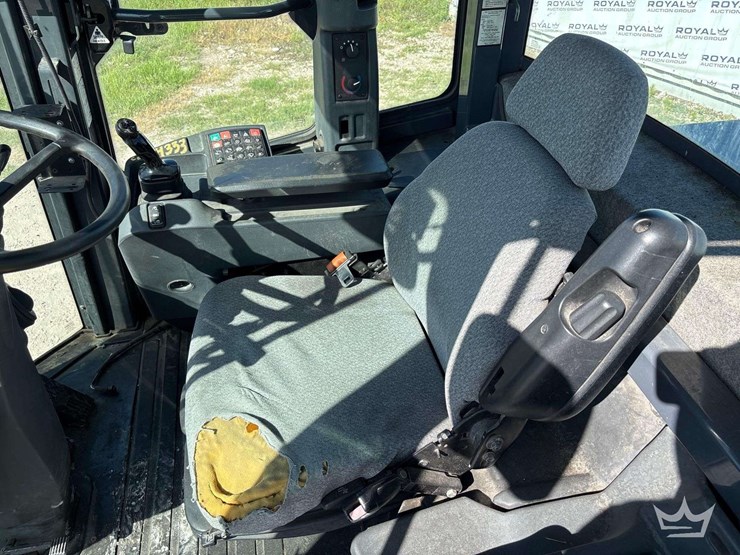 2014-deere-644k-image-21