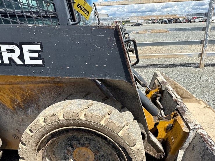2015-deere-320e-image-26