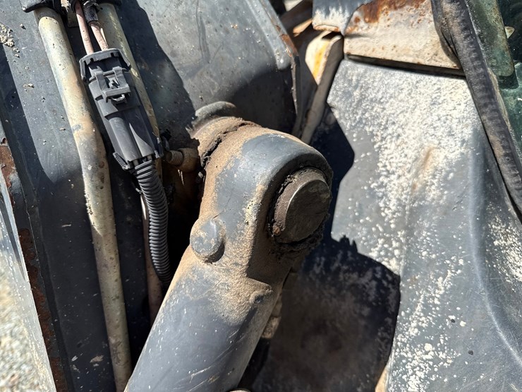 2015-deere-320e-image-15
