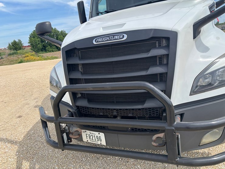 2021-freightliner-cascadia-126-image-20