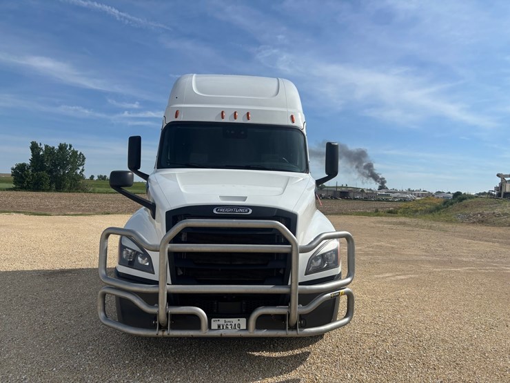 2022-freightliner-cascadia-126-image-6