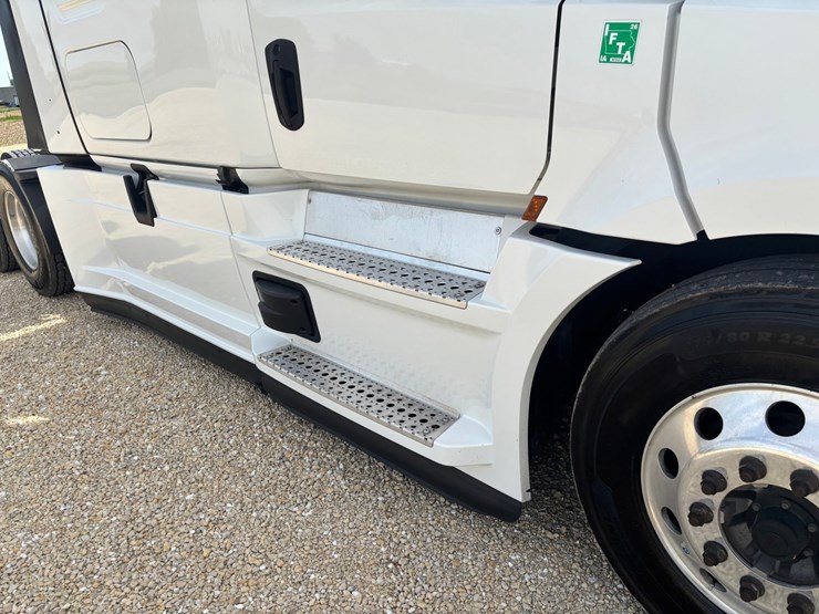 2022-freightliner-cascadia-126-image-27