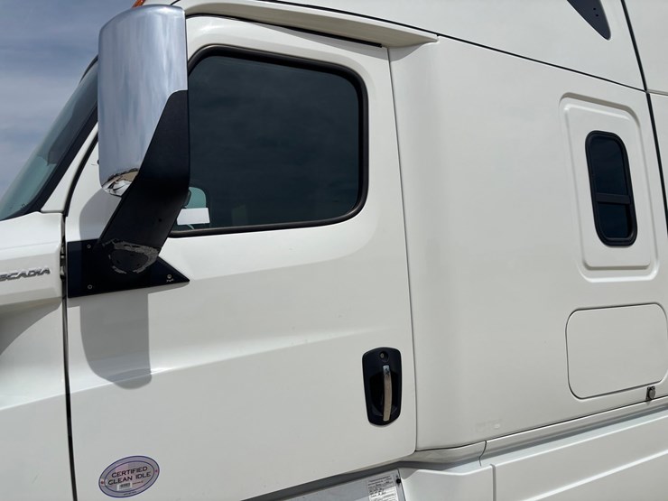 2021-freightliner-cascadia-126-image-10
